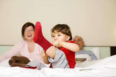 Welke sokken dragen meisjes met kleine leren schoenen?