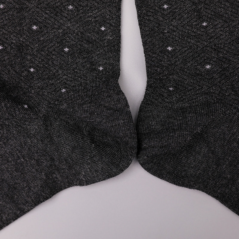 Zacht gesponnen zijde, nylon omwikkeld met ammoniak, onzichtbare ruitvormige jacquard met kleine stippen, handgenaaide winter dikke herensokken WSD2851