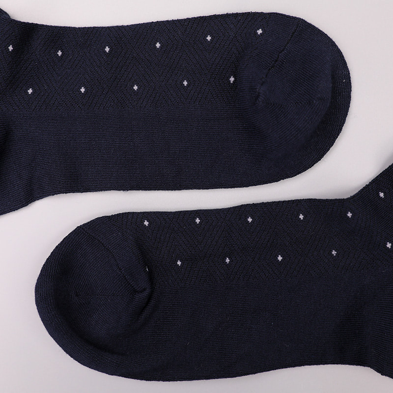 Zacht gesponnen zijde, nylon omwikkeld met ammoniak, onzichtbare ruitvormige jacquard met kleine stippen, handgenaaide winter dikke herensokken WSD2851