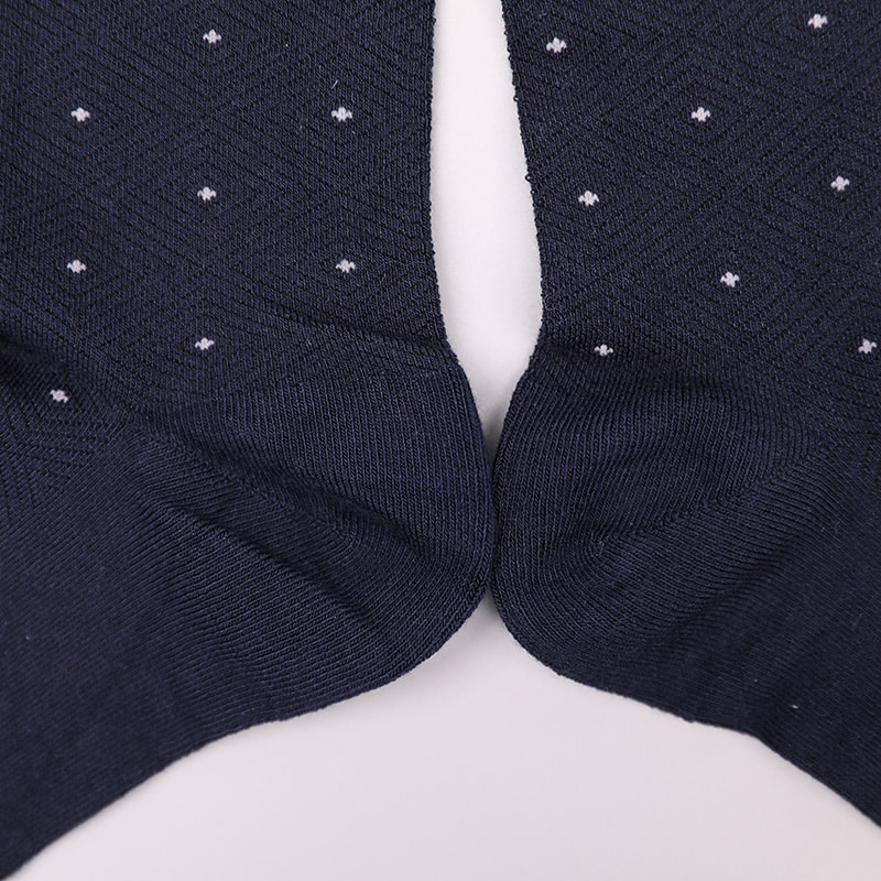 Zacht gesponnen zijde, nylon omwikkeld met ammoniak, onzichtbare ruitvormige jacquard met kleine stippen, handgenaaide winter dikke herensokken WSD2851